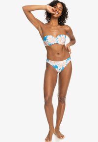 Uten stropp bikini sett med et blått og ferskenfarget blomsterdesign, laget av glatt stoff med en tettsittende passform. Badetøy med moderat dekning.