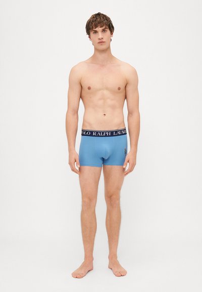 Boxeri scurți albaștri din bumbac elastic. Au brâu de culoare bleumarin cu textul "POLO RALPH LAUREN" și un accent mic al logo-ului pe picior.