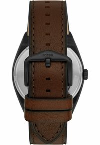 Bracelet de montre en cuir marron avec une finition texturée, doté d'une boucle en métal noir et de plusieurs trous d'ajustement pour la taille.