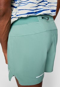 ASICS ROAD 5IN SHORT - Kurze Sporthose - celadon