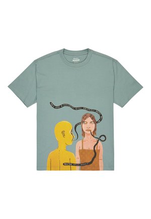 T-shirt in cotone verde menta con stampa astratta di una figura gialla e una donna con nastri testuali, che offre un design grafico e artistico.