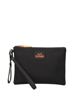 Pochette da polso rettangolare nera con cerniera arancione e patch con logo etichettato "SUN68", con cinturino da polso attaccato su sfondo bianco.