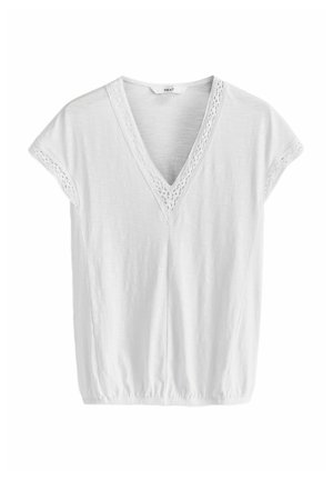 Top bianco a maniche corte con scollatura a V, con bordino in pizzo attorno al collo e orlo elasticizzato per una forma aderente. Texture morbida.