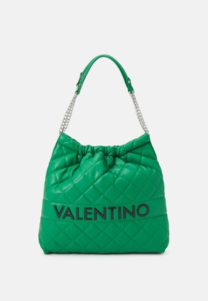 Grüne gesteppte Schultertasche mit gerafftem oberen Teil, versehen mit einer silbernen Kette und dem schwarzen "VALENTINO"-Logo entlang der Vorderseite.