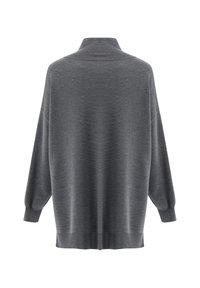 Übergroßer grauer Pullover mit hohem Kragen, überschnittenen Schultern, langen Ärmeln und geradem Saum. Sanfte Textur mit minimalen Nähten.