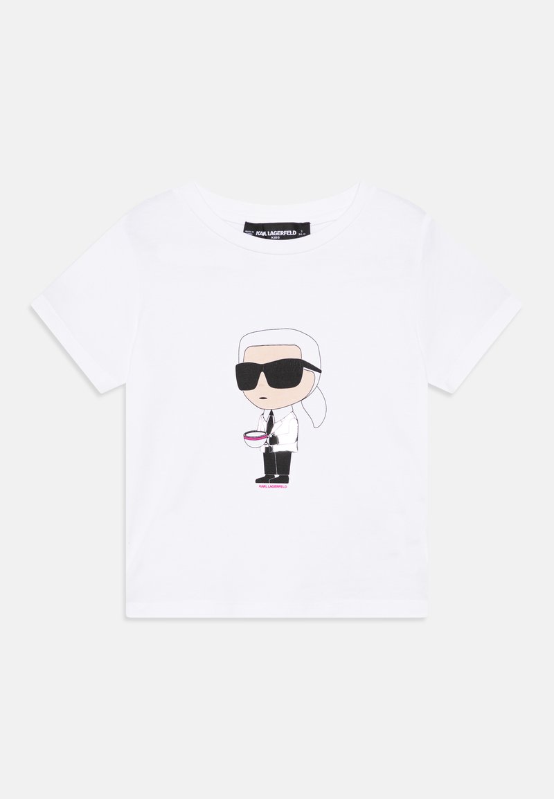 Balta medvilnės marškinėliai su animacinio personažo atvaizdu, vilkinčio juodą kostiumą ir akinius nuo saulės, laikantį rožinį objektą, o apačioje yra spausdinta etiketė.