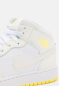 Jordan AIR JORDAN 1 MID UNISEX - Kosárlabdacipők - sail/light laser orange/white