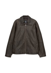 Veste en simili cuir marron foncé avec un col pointu, fermeture éclair, poches avant et coutures visibles. Design classique et décontracté.