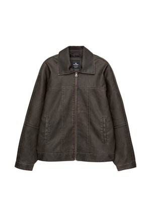 Dunkelbraune Kunstlederjacke mit spitzem Kragen, Reißverschluss, Fronttaschen und sichtbaren Nähten. Klassisches und lässiges Design.