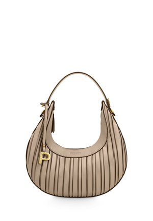 Beige plisseret håndtaske med buet topgriffel og gyldent "P" vedhæng hængende på siden, designet af Picard.