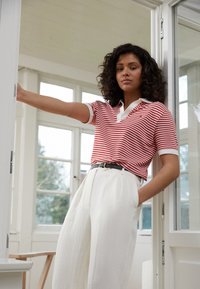 Tommy Hilfiger - RLX OPEN PLACKET SS - Polokošeľa - fierce red/white Miniatúrny obrázok 1