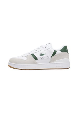 Baskets Lacoste blanches et beige avec des touches de vert, logo crocodile et semelle en gomme, vues de profil sur fond blanc.