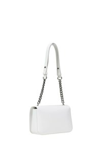 Borsa a spalla in pelle bianca con forma rettangolare, dotata di una tracolla a catena e una texture liscia, design minimalista e senza hardware visibile.