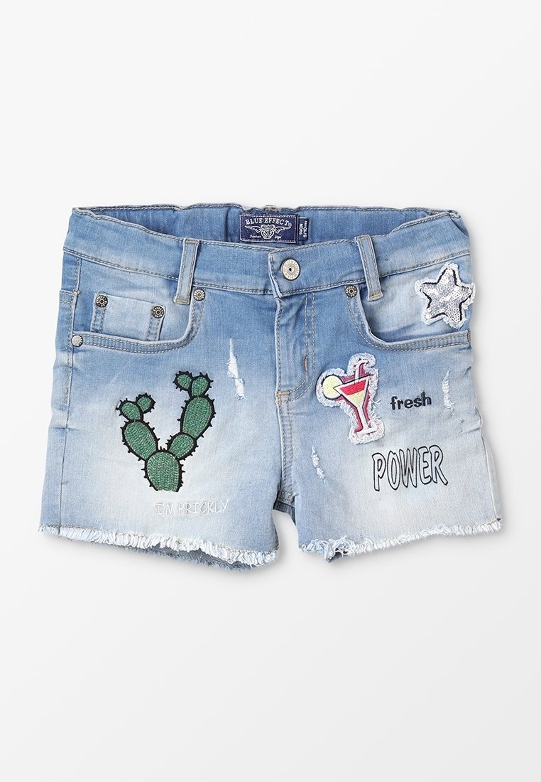 Shorts de mezclilla en azul claro con dobladillos deshilachados. Presenta parches de un cactus, una copa de cóctel, una estrella y texto: "fresco" y "PODER".