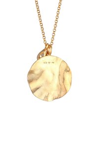 Collana in tono oro con un pendente rotondo texturizzato con una superficie naturale e irregolare; catena con anelli circolari; punzonata con "925" e "Ag."