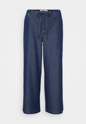 Pantaloni larghi blu scuro con vita regolabile, tasche frontali e cuciture bianche a vista.