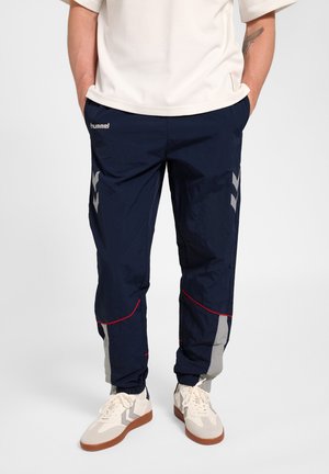 Hummel, HUMMEL HMLWORLD 26 TRACK PANTS UNISEX - Træningsbukser - dark sapphire