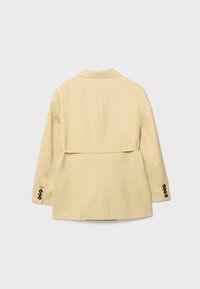 Bež srajčni plašč z dolgimi rokavi, gumbnimi manšetami, detajlom na hrbtni yoki in sproščenim krojem, prikazan od zadaj na nevtralni podlagi.