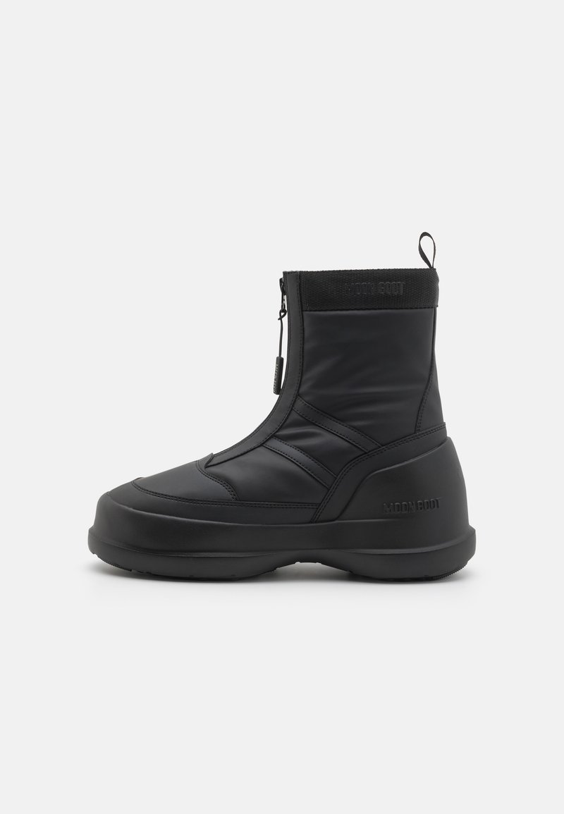 Botte de neige imperméable noire avec un dessus synthétique lisse, fermeture éclair, col rembourré et semelle en caoutchouc texturé. Accentuée par une marque "MOON BOOT".