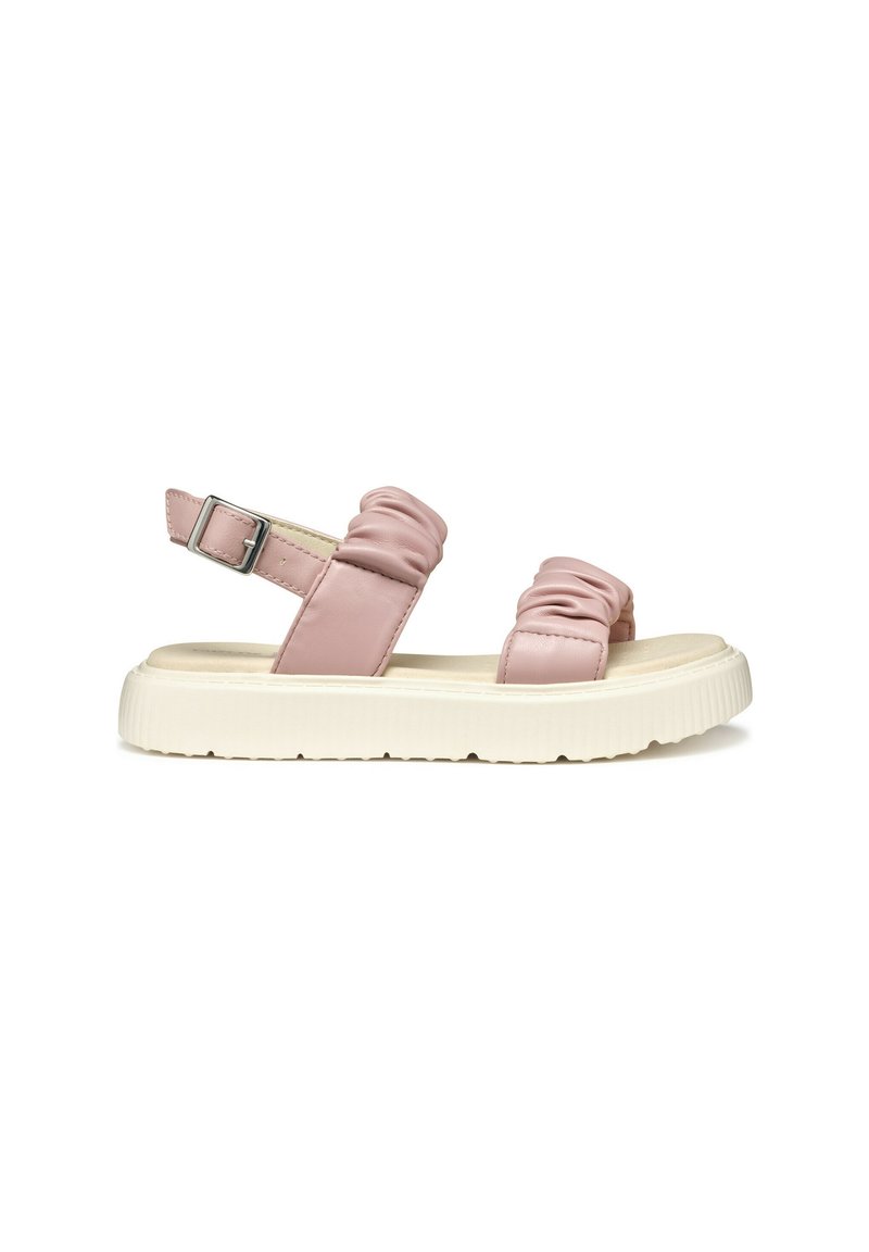 Sandalia de color rosa pálido con tiras sintéticas arrugadas, hebilla ajustable y suela de plataforma blanca texturizada.