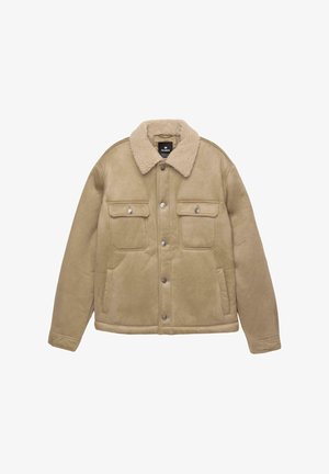 Bež jakna s krznom oko ovratnika, s četiri prednja džepa, zatvaranjem na gumbe, mekanom teksturom i lagano suženim rukavima.