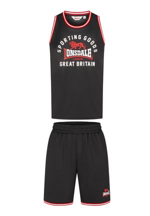 Čierna športová súprava tank topu a šortiek so červenými akcentmi, elastickým pásom a odvážnymi potlačami loga: "Sporting Goods" a "Lonsdale."