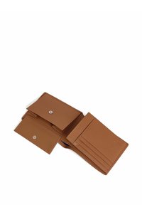 Portefeuille en cuir texturé marron avec plusieurs emplacements pour cartes et un fermoir à pression. S'ouvre pour révéler un intérieur bien organisé avec une doublure contrast�ée.