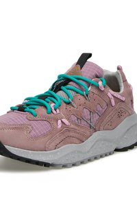 Fioletowe i różowe zamszowe sneakersy z siateczkowymi detalami, turkusowymi sznurowadłami, gumową podeszwą i teksturowanymi akcentami. Zaprojektowane z myślą o komforcie i przyczepności.