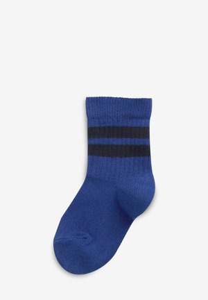 Blå bomullssocka med ribbat skaft, prydd med två horisontella svarta ränder runt ankeln. Slät textur och standard sockform.
