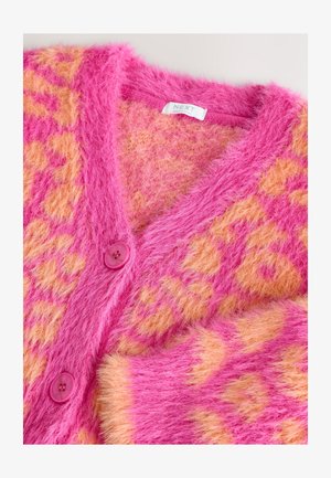 Cardigan roz pufoasă cu imprimeu de leopard portocaliu, având decolteu în V, doi nasturi roz și material moale, texturat. Eticheta brandului este vizibilă.