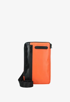 Verticale tas met een feloranje voorpaneel en zwarte zijkanten. Voorzien van een ritsluiting en een afneembare zwarte schouderband.