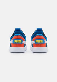 Športové topánky s modrou, čiernou a oranžovou textilnou vrchnou časťou a bielou medzipodrážkou. Žlté logo "PUMA" na zadnej strane. Obsahujú pútka na ťahanie.