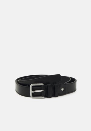 Cinturón de cuero negro con una textura suave, que presenta una hebilla de metal plateado y un único pasador. Diseño simple con sutiles detalles de costura.