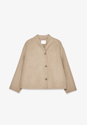 Beige uldfrakke med afslappet pasform, sjalskrave, fire synlige store knapper og lange ærmer. Glat tekstur og minimalistisk design.