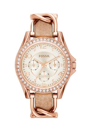 Montre Fossil en or rose avec lunette en cristal, bracelet en cuir beige, trois sous-cadrans pour le jour, la date, l’heure 24h, et des index dorés.
