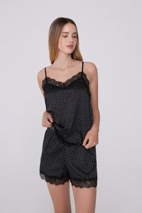 Černé saténové pyžamo s bílými puntíky, obsahující top s krajkovými detaily a kraťasy. Nastavitelné ramínka a měkký materiál pro pohodlí.
