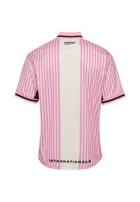 Pinkstribet sportsjersey med korte ærmer, kontrastfuld hvid midterpanel, sort kant og "INTERNATIONALS" trykt i bunden.