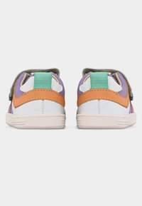 Ζευγάρι παιδικά παπούτσια χαμηλού προφίλ με μωβ ύφασμα, λευκές σόλες, πορτοκαλί δερμάτινες λεπτομέρειες και πράσινες θηλιές τράβηγμα, φαίνονται από πίσω.