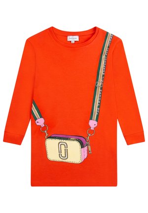 Langærmet, lyse orange skjorte med et trykt design af en lille crossbody taske og rem diagonalt hen over forsiden.