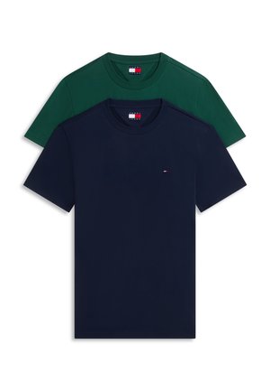 Zwei gefaltete T-Shirts mit Rundhalsausschnitt, eines dunkelgrün hinter einem marineblauen mit kleinem Logo auf der Brust und einem Etikett am Kragen.