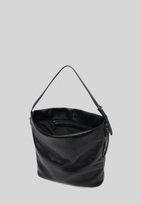 Svart läderhandväska med en mjuk textur, mjuk form och en enda axelrem. Har en innerficka med dragkedja för säker förvaring.