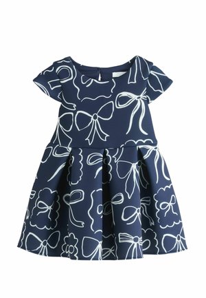 Mørkeblå kjole til småbørn med korte ærmer, udadgående nederdel og mønster med hvide sløjfer og blomsteromrids over det hele.