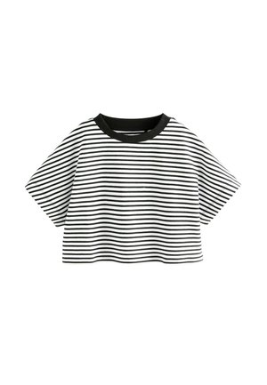 Camiseta de manga corta a rayas blancas y negras con escote redondo y corte relajado, mostrada sobre un fondo blanco liso.