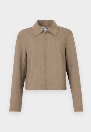 Pruun lühike jakk esikinnise ja laiade krae, pika varruka ning sileda tekstuuriga kangaga.