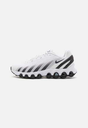 Chaussures de sport blanches avec un dessus en mesh, des accents gris et noirs, et une semelle ronde unique et rembourrée pour le confort et le soutien.