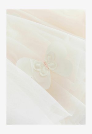 Jemná bílá průsvitná látka s vrstevnatou texturou, zdobená malým bílým látkovým motýlkem s růžovým prošitím.