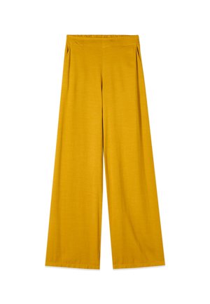 Spodnie o szerokich nogawkach w kolorze musztardowym z wysokim elastycznym pasem i zakładkami po bokach, pokazane na płasko na białym tle.