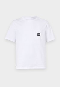 White short-sleeve T-shirt made of cotton, featuring a front chest pocket with a black label detail. Simple design and regular fit.