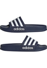 Granatowe klapki wykonane z teksturowanego materiału syntetycznego, z trzema białymi paskami i białym logo "adidas".