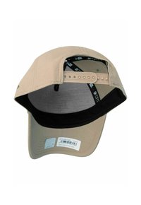 Beige Baseballcap mit gebogenem Schirm, Innenfutter aus Mesh, Kunststoffverstellriemen und Etikett mit Marken- und Produktdetails.